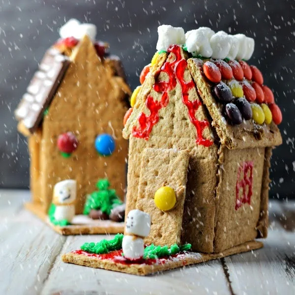 Easy to make, yummy to eat Peanut butter and graham cracker holiday houses. #PBandG #ad #cbias