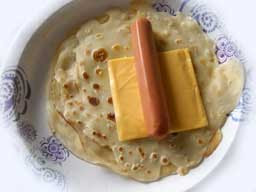 Пластинки сыра и сосиски,
