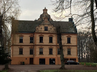 Barsebäck slotts ockrafärgade slott en kall januaridag i skåne
