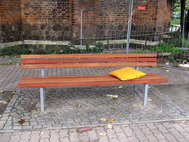 Bench with pillow, Marx-Engels-Forum, Berlin