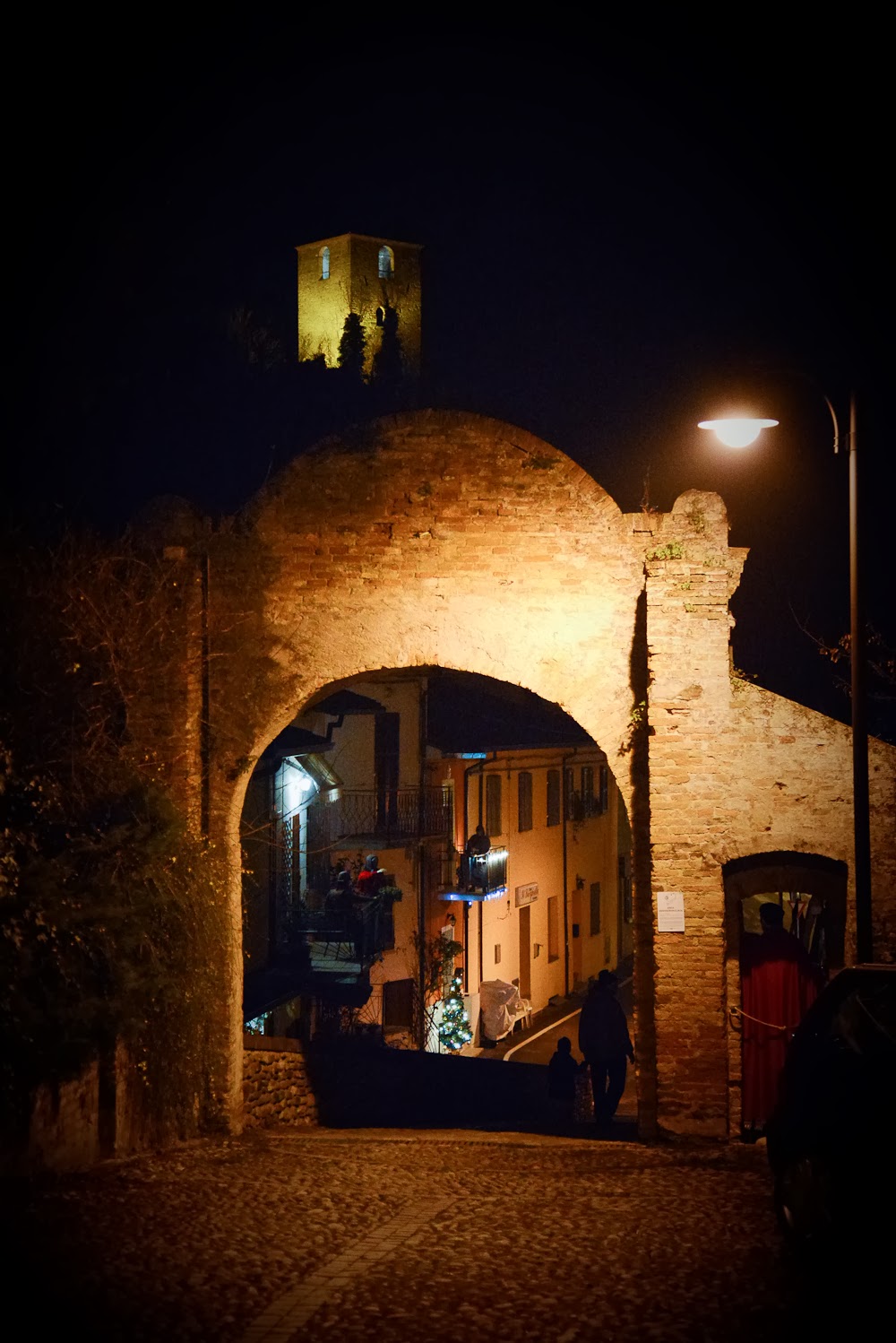 Roversano In lontananza, la torre del castello