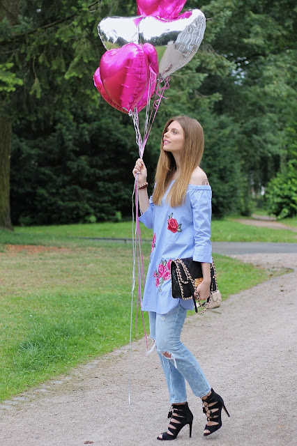 IMG 6184 - LANGE OFF - SHOULDER BLUSE MIT BOYFRIEND JEANS