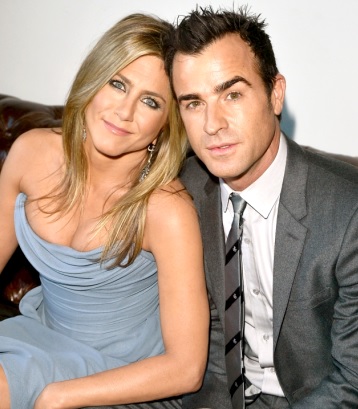 Jennifer Aniston y Justin Theroux Foto de Jennifer Aniston y Justin Theroux sentados muy elegantes