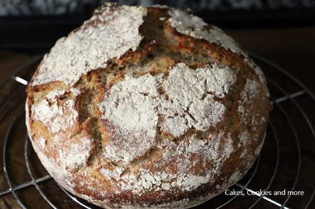 Topfbrot mit Roggenmehl und Sauerteig