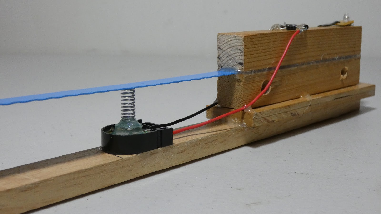 THIS DEVICE GENERATES ELECTRICITY PIEZOELECTRIC GENERATOR