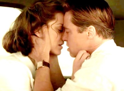 Brad Pitt y Marion Cotillard Foto de Brad Pitt en escena romántoca con Marion Cotillard