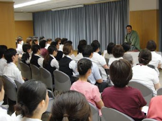 講演会講師・三遊亭楽春の落語で笑ってリフレッシュ講演会の風景。 講演会講師・三遊亭楽春の落語で笑ってリフレッシュ講演会の風景。