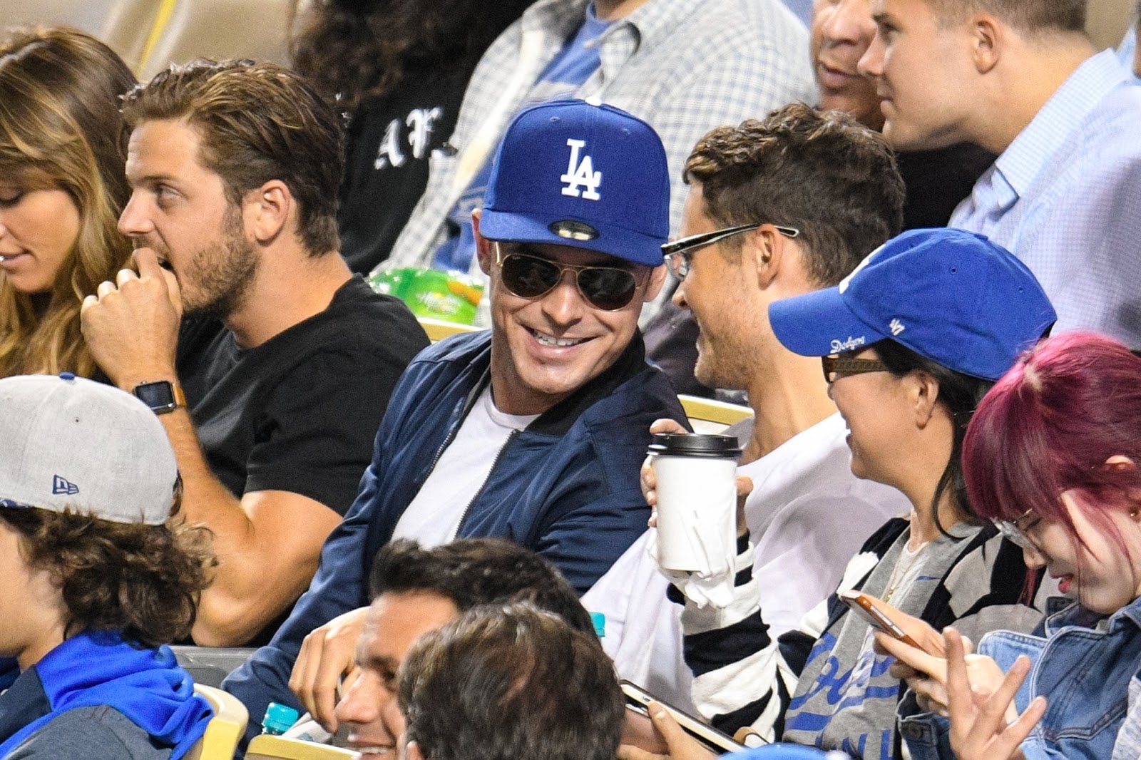 Zac Efron Source Perú Zac Efron en un juego de baseball en Los Angeles (Agosto 24)