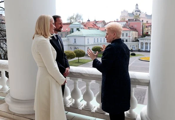 Crown Princess Mette-Marit and Crown Prince Haakon met with Lithuanian President Dalia Grybauskaite at Presidential Palace in Vilnius.