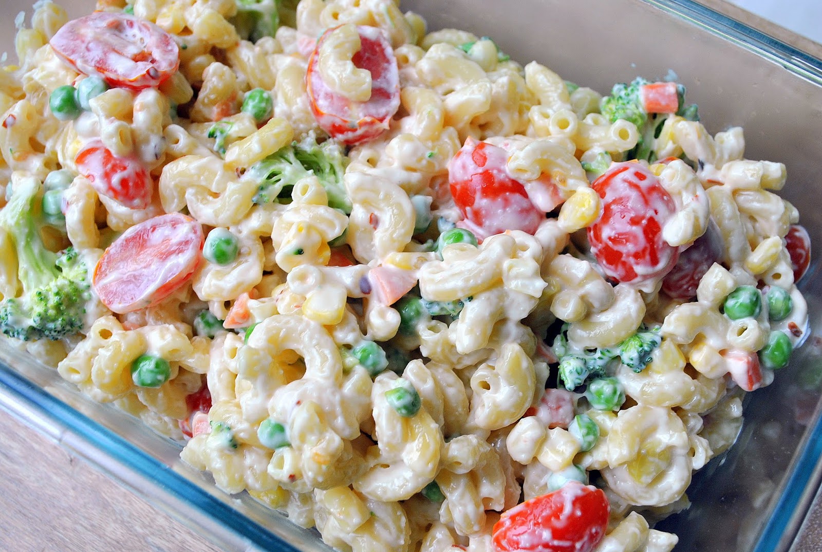 Macaroni Salad with Tomato, Broccoli, Peas, Carrots & Corn (Salada de