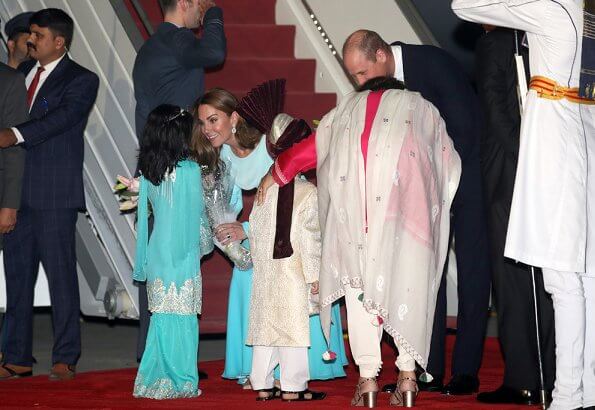 Kate Middleton wore a turquoise outfit by Catherine Walker. Zeen beaded chandelier earrings, she carried Zeen clutch