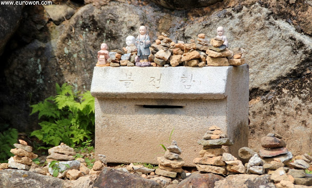Urna de piedra para donaciones en el templo Buseoksa