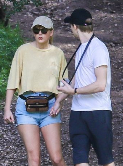 【テイラー・スウィフト】恋人ジョー・アルウィンとショートパンツで手をつないでハイキング!