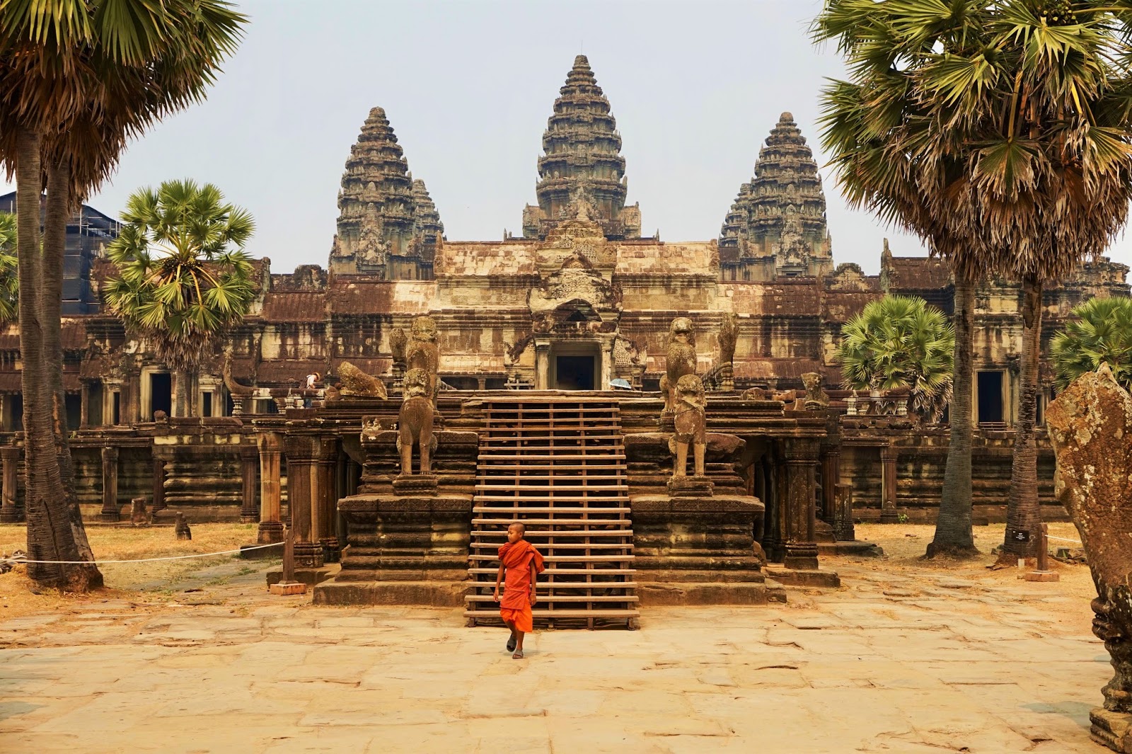 Explore the most beautiful ancient temples of Angkor Thom 