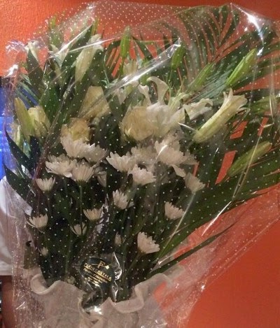 1 Tara Durotoye shows off bouquet of flowers she got from her hubby