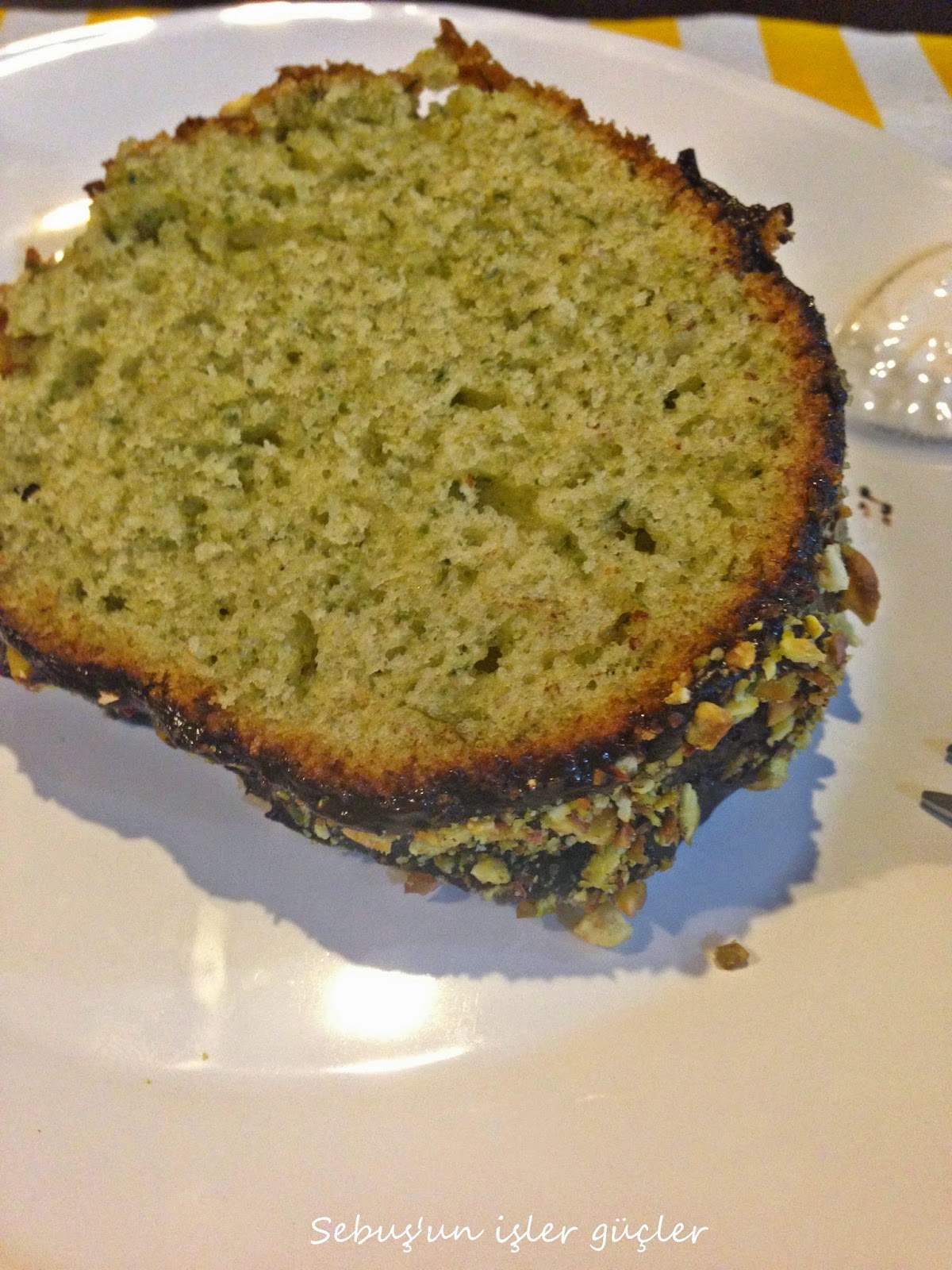 Antep fıstıklı kek görünümlü ıspanaklı kek)