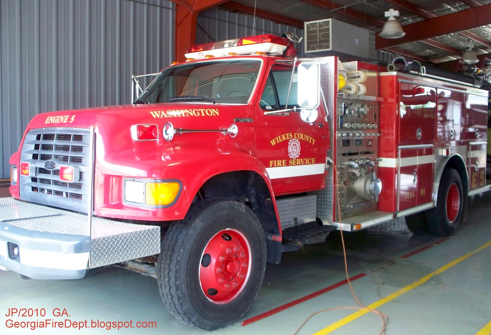 http://4.bp.blogspot.com/-HsK5qQKcKMM/T0e9YZwSbbI/AAAAAAAE1-k/iqAS5grqt0E/s1600/WASHINGTON+GEORGIA,+Ford+Fire+Truck+Engine+5+at+Washington+Georgia+Fire+Department+Station.JPG