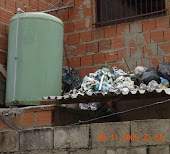 Acumulación de basura en los techos de las casas