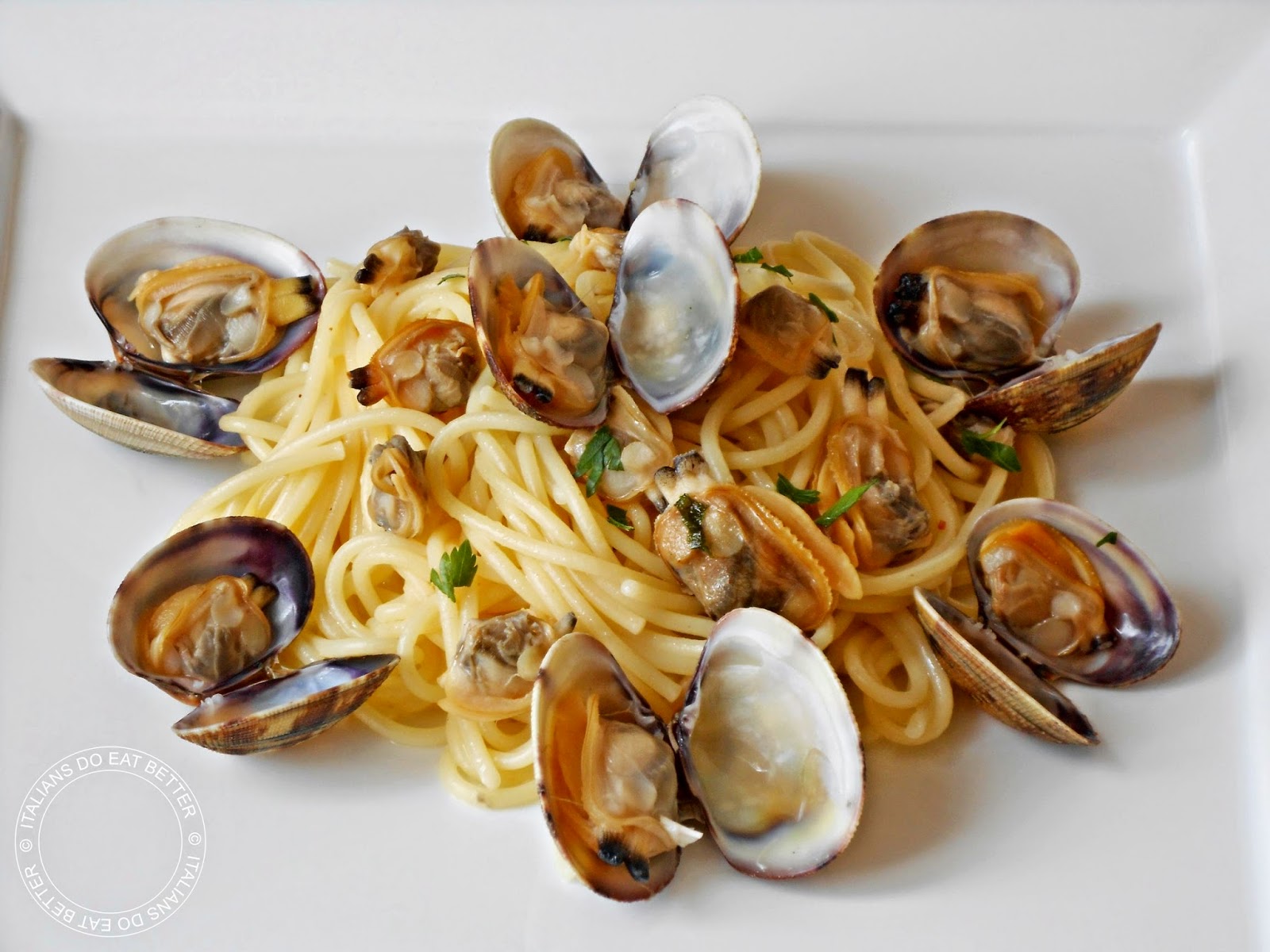 spaghetti-alle-vongole-veraci-italians-do-eat-better