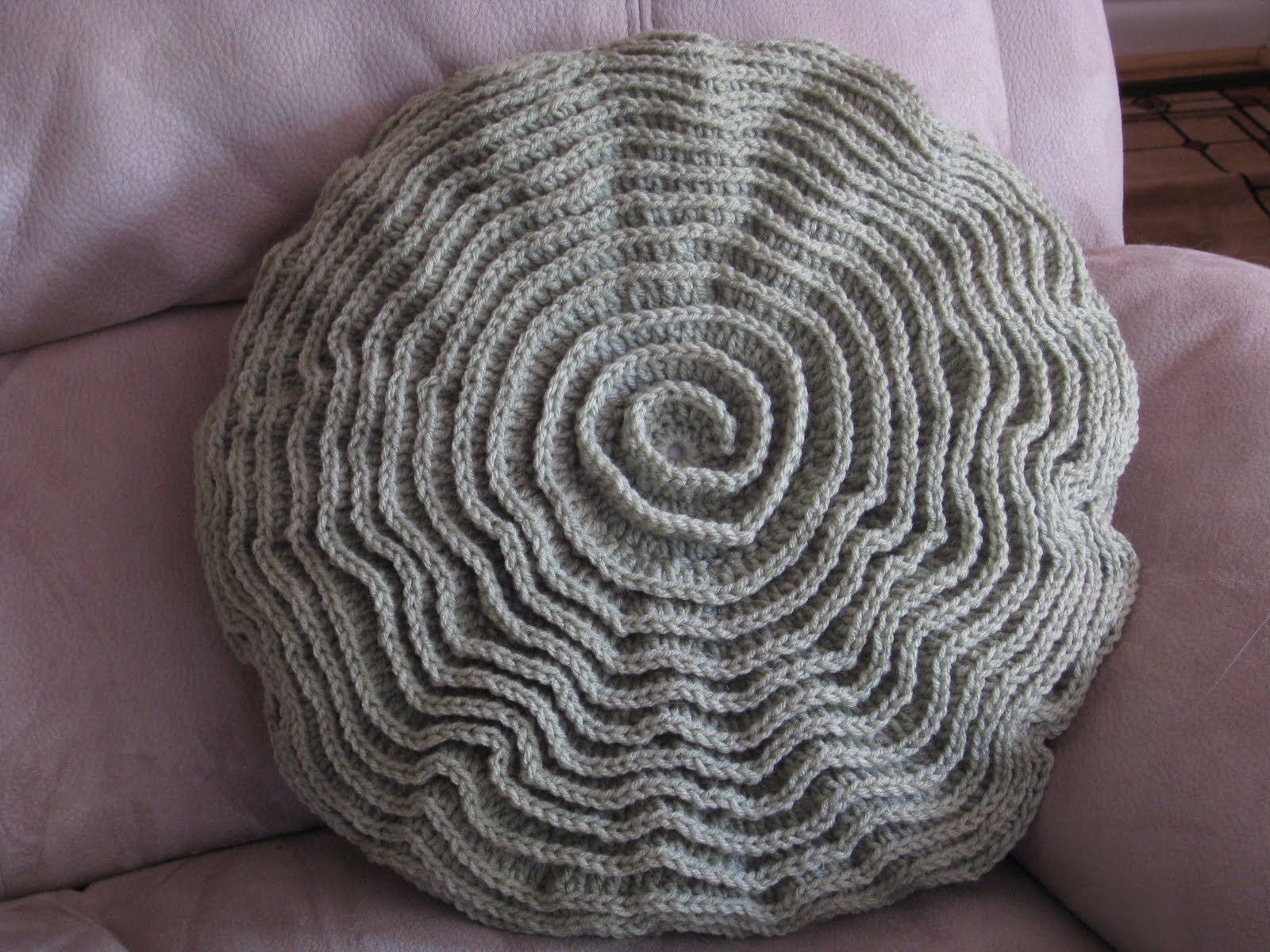 raggedykisses-crochet-rose-ripple-pillow