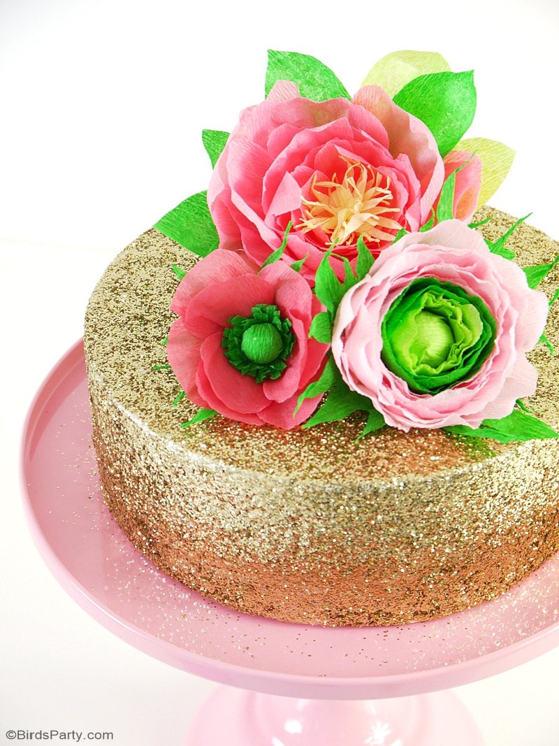 DIY Décoration de Gâteau en Fleurs de Papier - un projet créatif facile à faire pour décorer un simple gâteau d’anniversaire ou mariage! by BirdsParty.fr @birdsparty #diy #decomariage #gateau #gateaumariage #diytoppers #toppersgateau