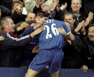 John Terry merayakan gol pertama yang dicetaknya di Chelsea pada laga melawan Gillingham di ajang FA Cup