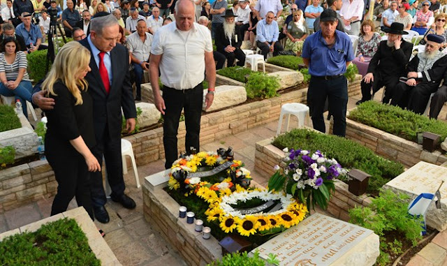 Biniamin Netanyahu en la tumba de Yoni Netanyahu Biniamin Netanyahu en la tumba de Yoni Netanyahu