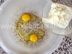 Fursecuri cu unt si scortisoara preparare reteta - punem un pachet de unt peste doua oua