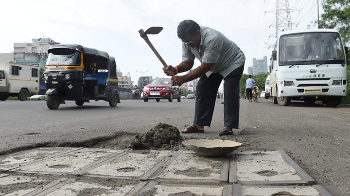 Kisah Mengharukan Pria yang Menambal Ratusan Lubang di Jalanan India Kisah Mengharukan Pria yang Menambal Ratusan Lubang di Jalanan India