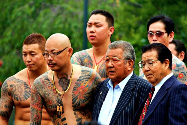 Dövmesi bulunan kişiler Japon hamamlarına sokulmaz, dövmeler Japonlar için itici ve iğrençtir.