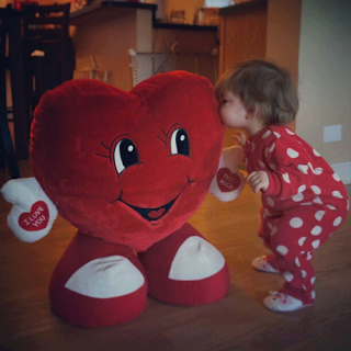 corazón+rojo-nena+besando-imagen+de+amor
