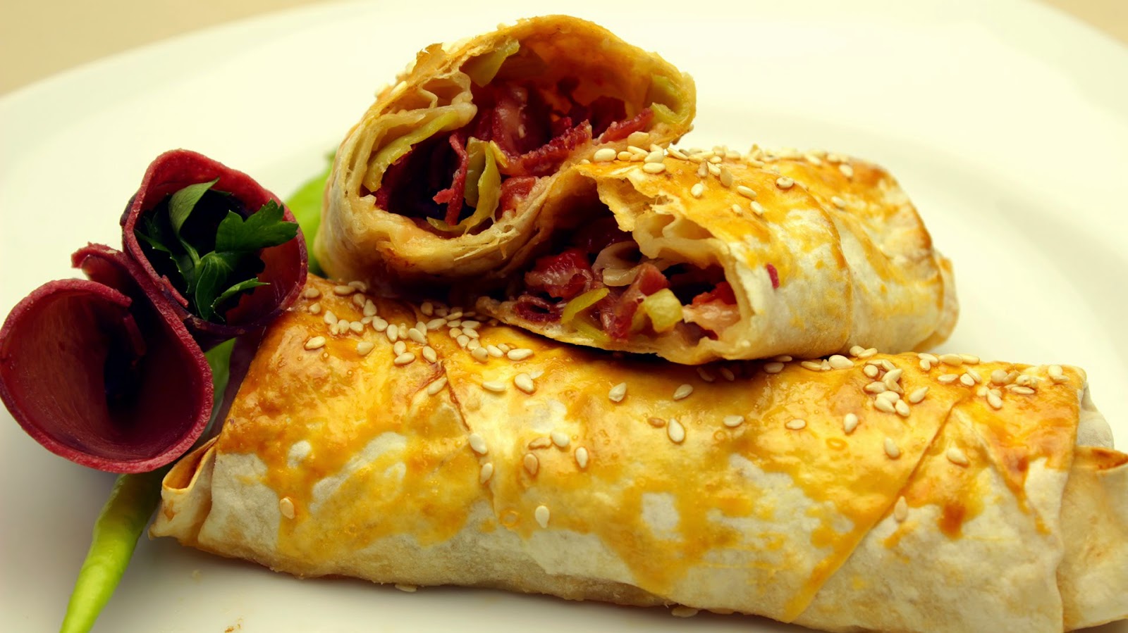 Ispanaklı Pastırmalı Ay Böreği Tarifi Ispanaklı Pastırmalı Ay Böreği Tarifi