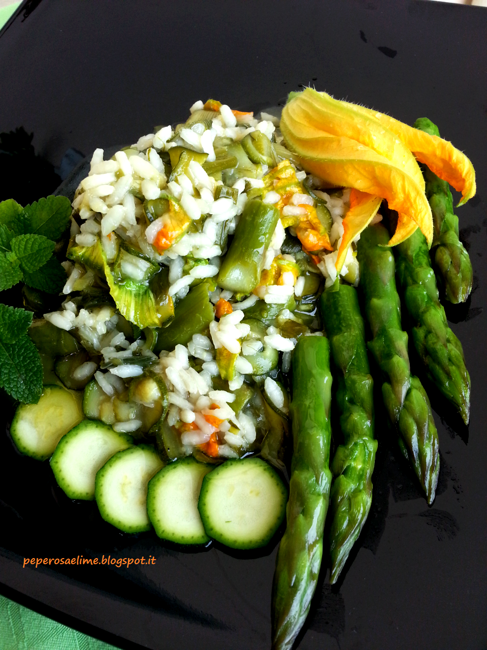 Risotto con zucchine, asparagi e fiori di zucca