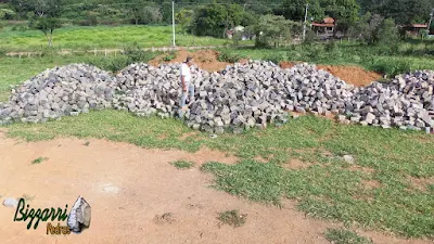 Bizzarri fazendo o que gosta, garimpando pedras na pedreira. Na foto procurando paralelepípedo usado que já foi tirado dos calçamentos de pedra nas ruas que foram executadas antigamente. Acho lindo esse paralelepípedo usado para fazer parede de pedra, revestimento com pedra, mureta de pedra, sendo esse paralelepípedo de granito cinza claro.