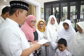 Sejumlah Anak Yatim ,Duafa Dan Lanzia Menerima Santunan Dari Walikota Sejumlah Anak Yatim ,Duafa Dan Lanzia Menerima Santunan Dari Walikota