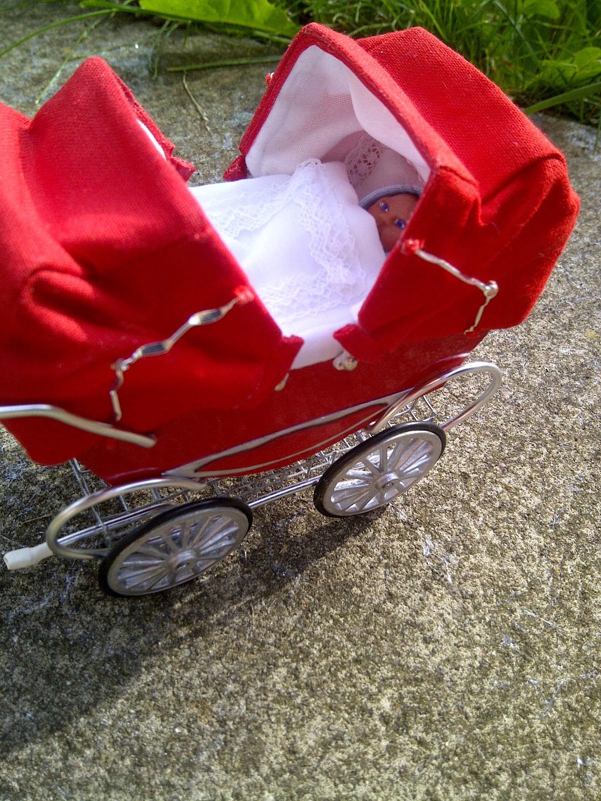 Teeny Tiny Things 1/12th Scale Dolls House Pram Red Twin Carriage Style