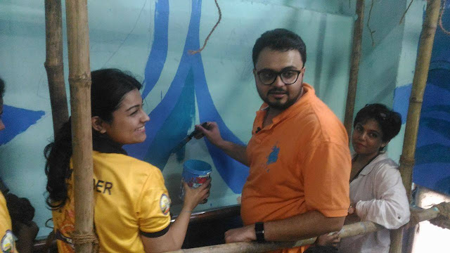 Rishi Kapoor helping volunteers in beautifying the railway stations Rishi Kapoor helping volunteers in beautifying the railway stations