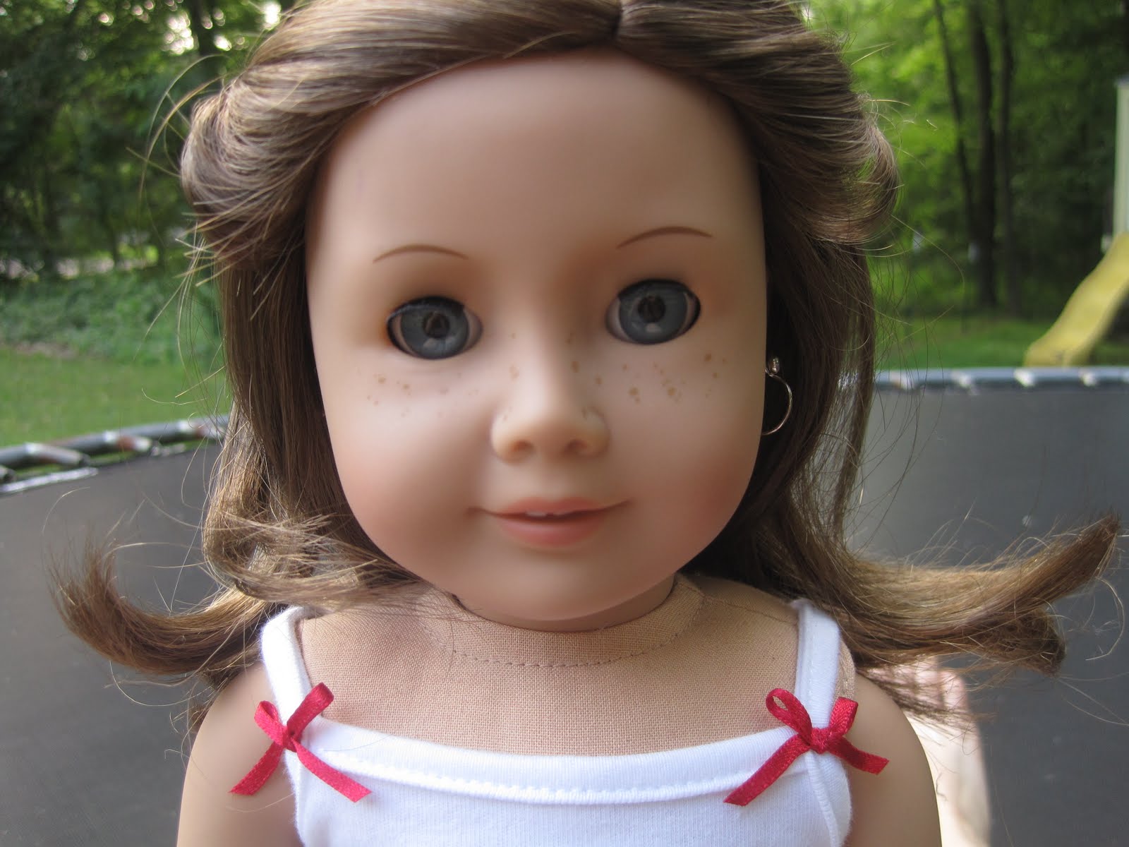 Куколка ютуб. Кукла лето. Sommer кукла. Обои фарфоровая кукла. Кукла саммер 2012 год с усмешкой.