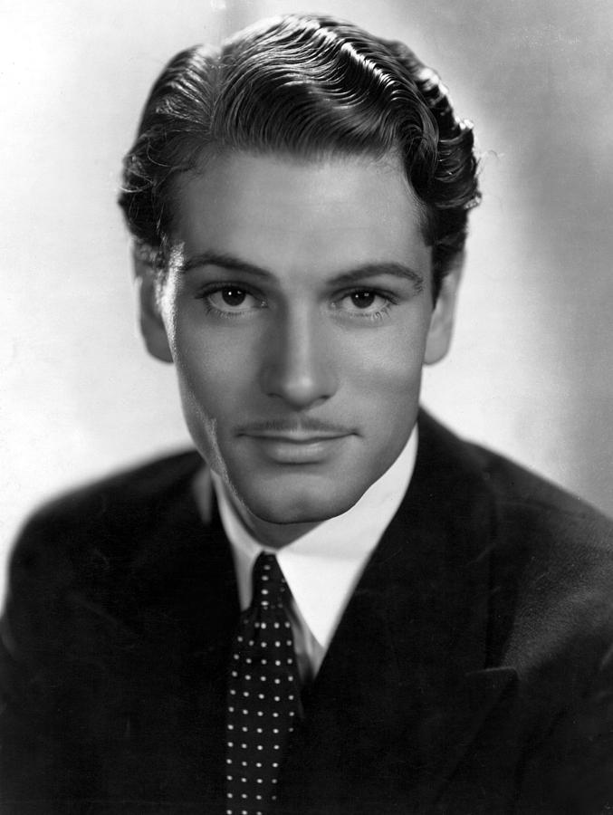 laurence-olivier-portrait-with-polka-eve