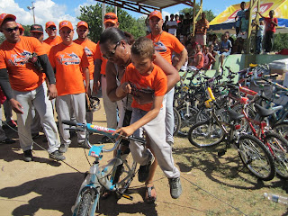Esteban recibe su bicicleta donada por la Liga Manzanillera
