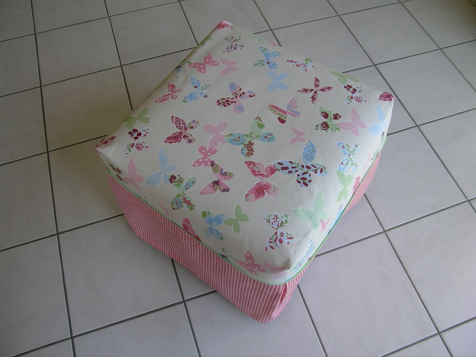 Double clic et vieilles dentelles: Une housse de pouf simplissime