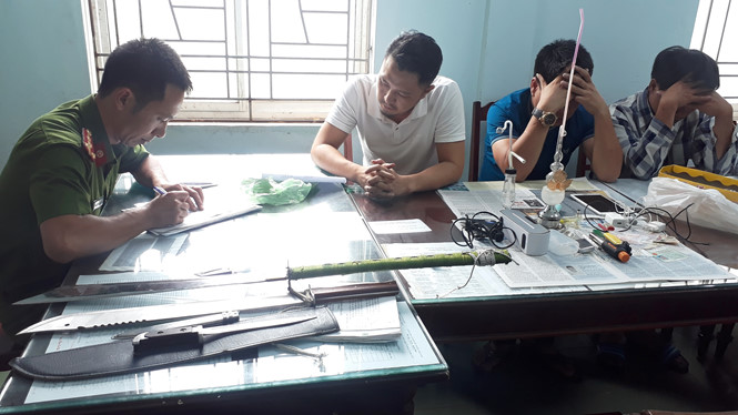 Rủ bạn bè thuê nhà nghỉ 'đập đá' vì... giận gia đình
