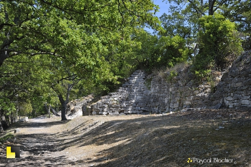 les remparts de l'oppidum d'entremont aix en provence photo Pascal Blachier