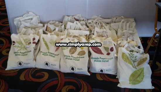 GOODIE BAG : Inilah Goodie Bag yang dibagikan kepada para peserta Forest Talk With Bloggers Chapter Pontianak di IBIS Pontianak Sabtu (20/4) yang lalu. Sangat mengesankan. Foto Asep Haryono GOODIE BAG : Inilah Goodie Bag yang dibagikan kepada para peserta Forest Talk With Bloggers Chapter Pontianak di IBIS Pontianak Sabtu (20/4) yang lalu. Sangat mengesankan. Foto Asep Haryono