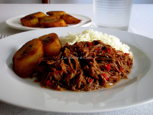 Ropa vieja con arroz y tajadas de maduro