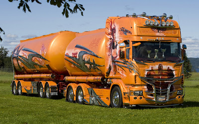 Oranje vrachtwagen met oplegger