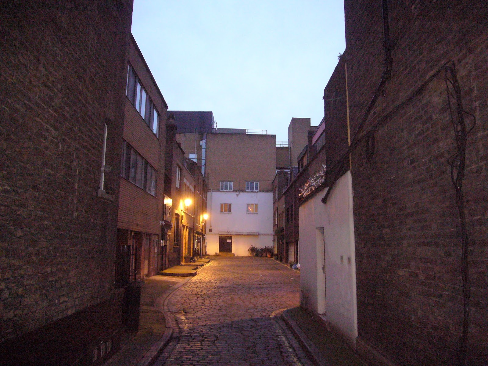 Holmes And Poirot In London ロンドン シャーロックミューズ Sherlock Mews