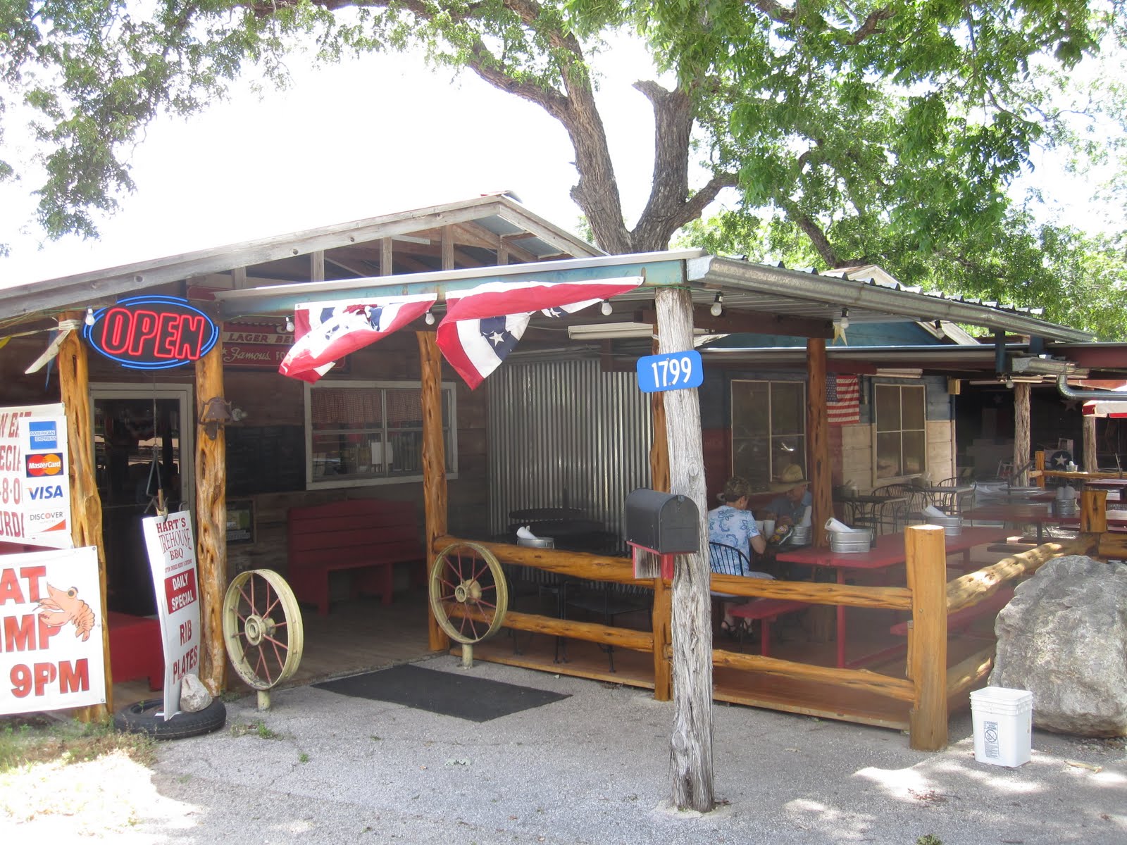 Man Up Tales of Texas BBQ™ Hart's Firehouse BBQ (Lampasas, TX)