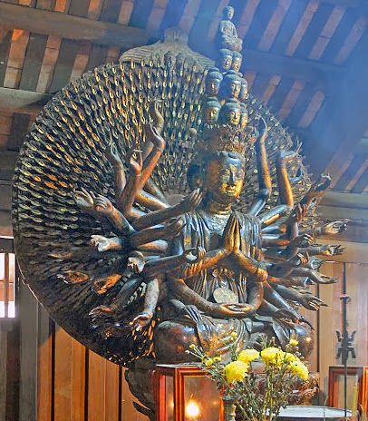 Thousand Armed Avalokiteshwara ”Kannon”: wooden statue being treated with vermilion and gold leaf, a northern dynasty, the 17th century