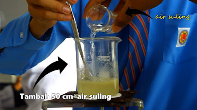 Air suling ditambah dalam campuran minyak dan alkali 